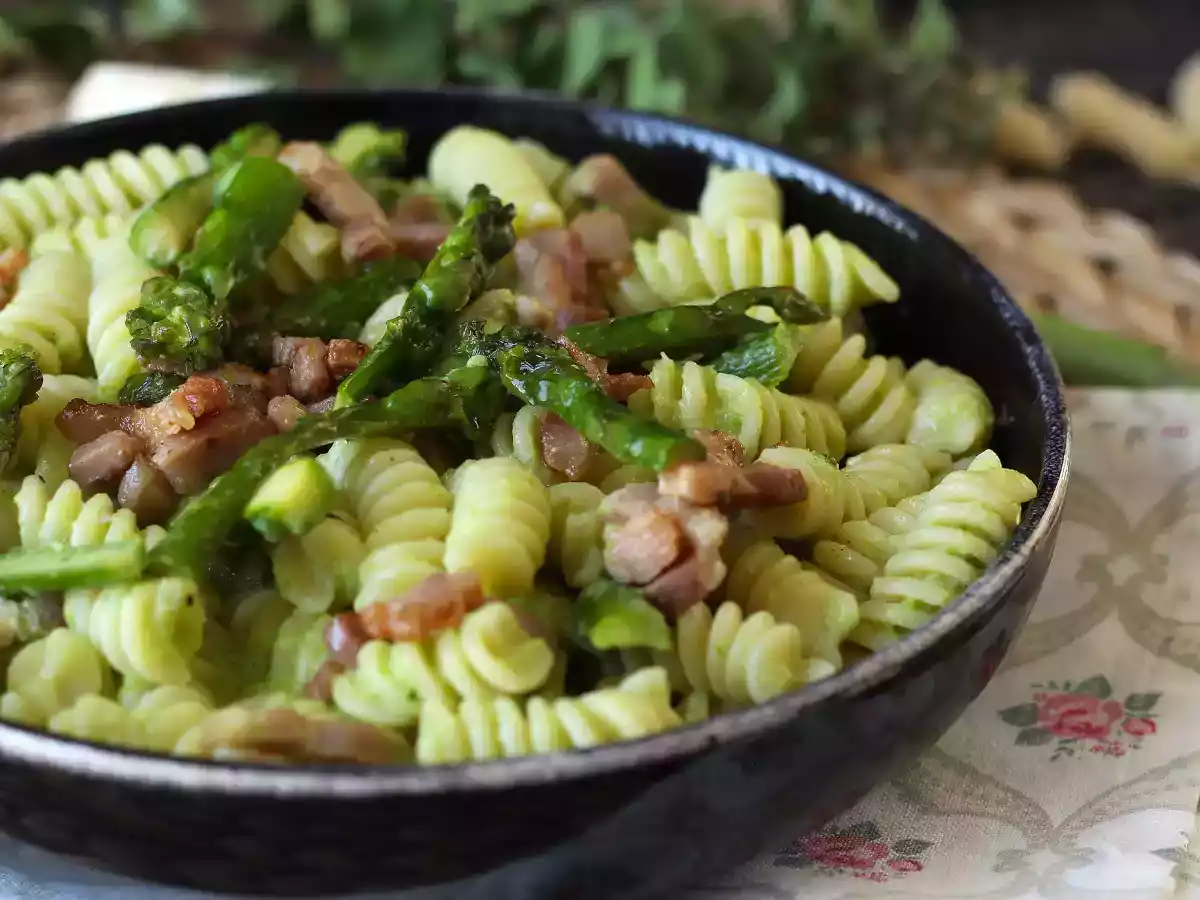 Macarrão cremoso com aspargos e bacon: receita fácil e saborosa - foto 2