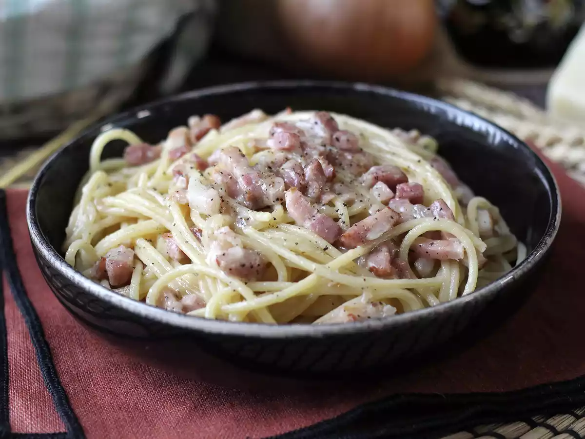 Macarrão cremoso com bacon e parmesão