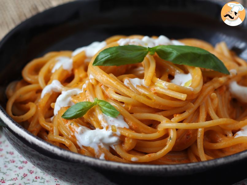 Macarrão cremoso com burrata e tomate-cereja