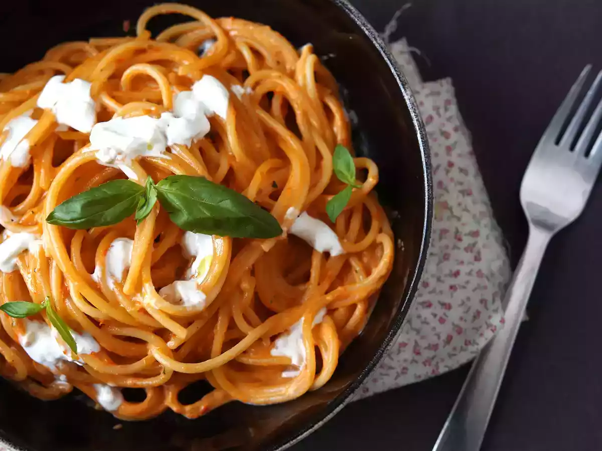 Macarrão cremoso com burrata e tomate-cereja - foto 2