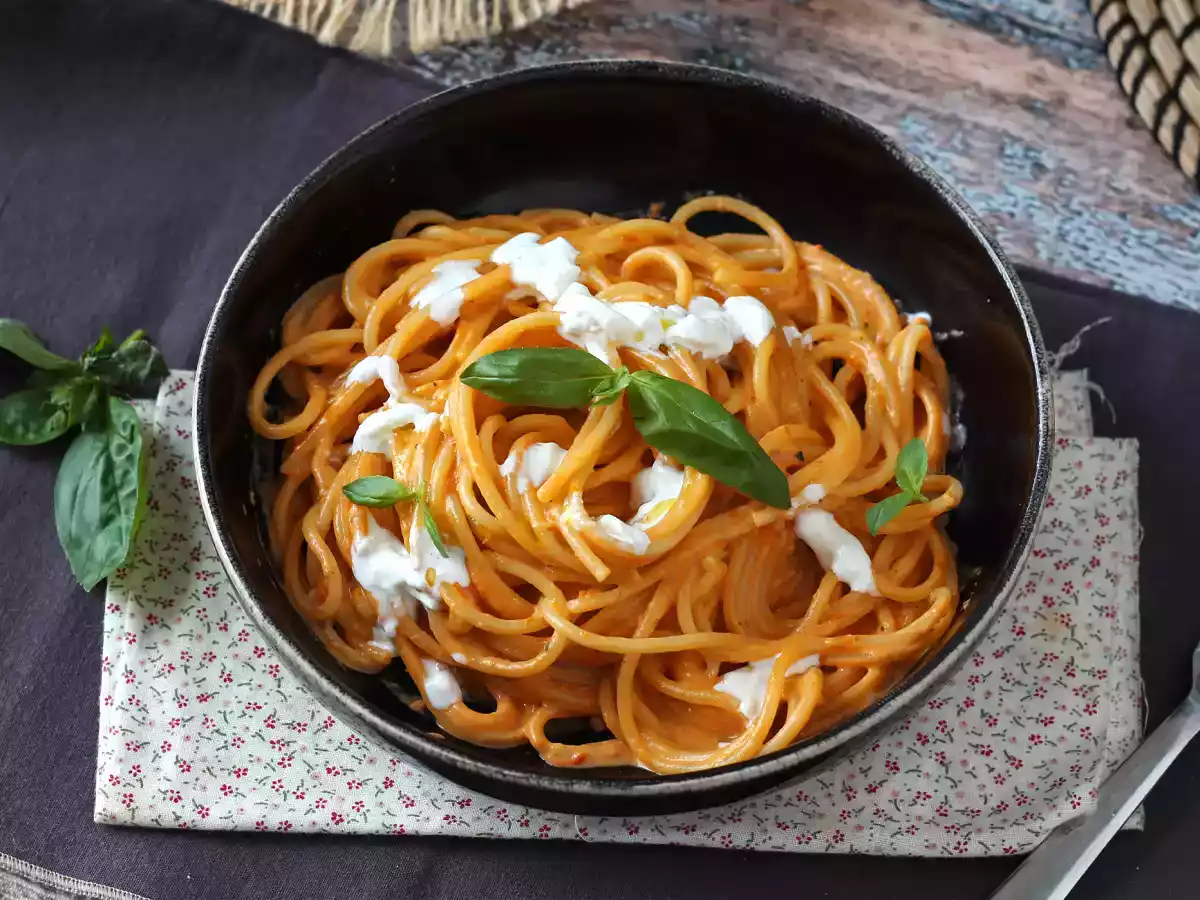 Macarrão cremoso com burrata e tomate-cereja - foto 4