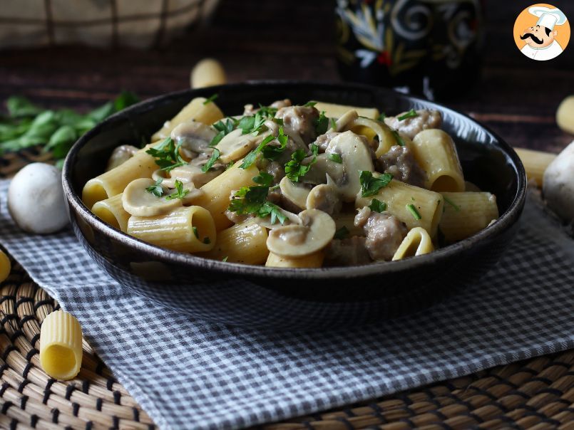 Macarrão cremoso com cogumelos e linguiça