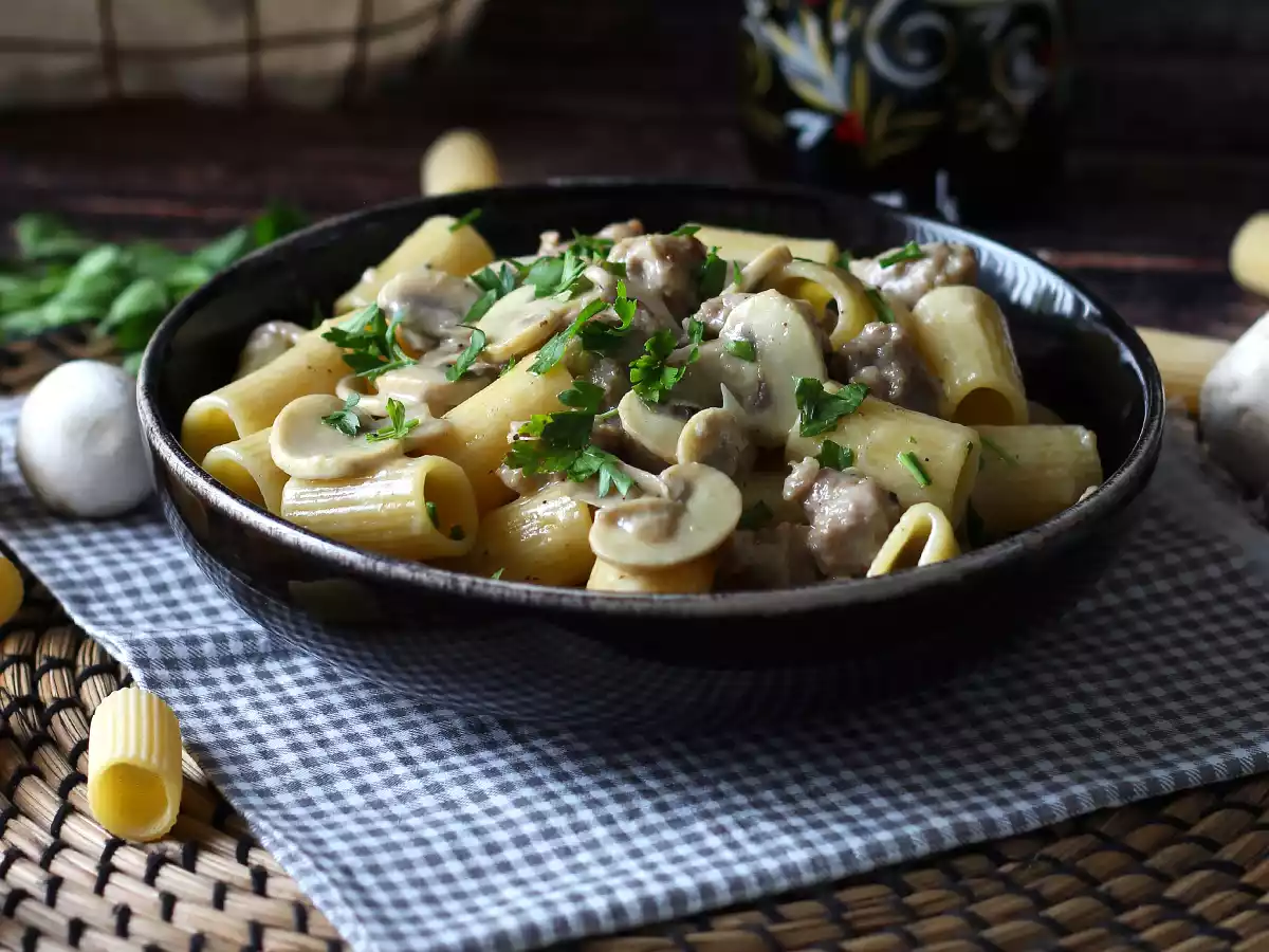 Macarrão cremoso com cogumelos e linguiça