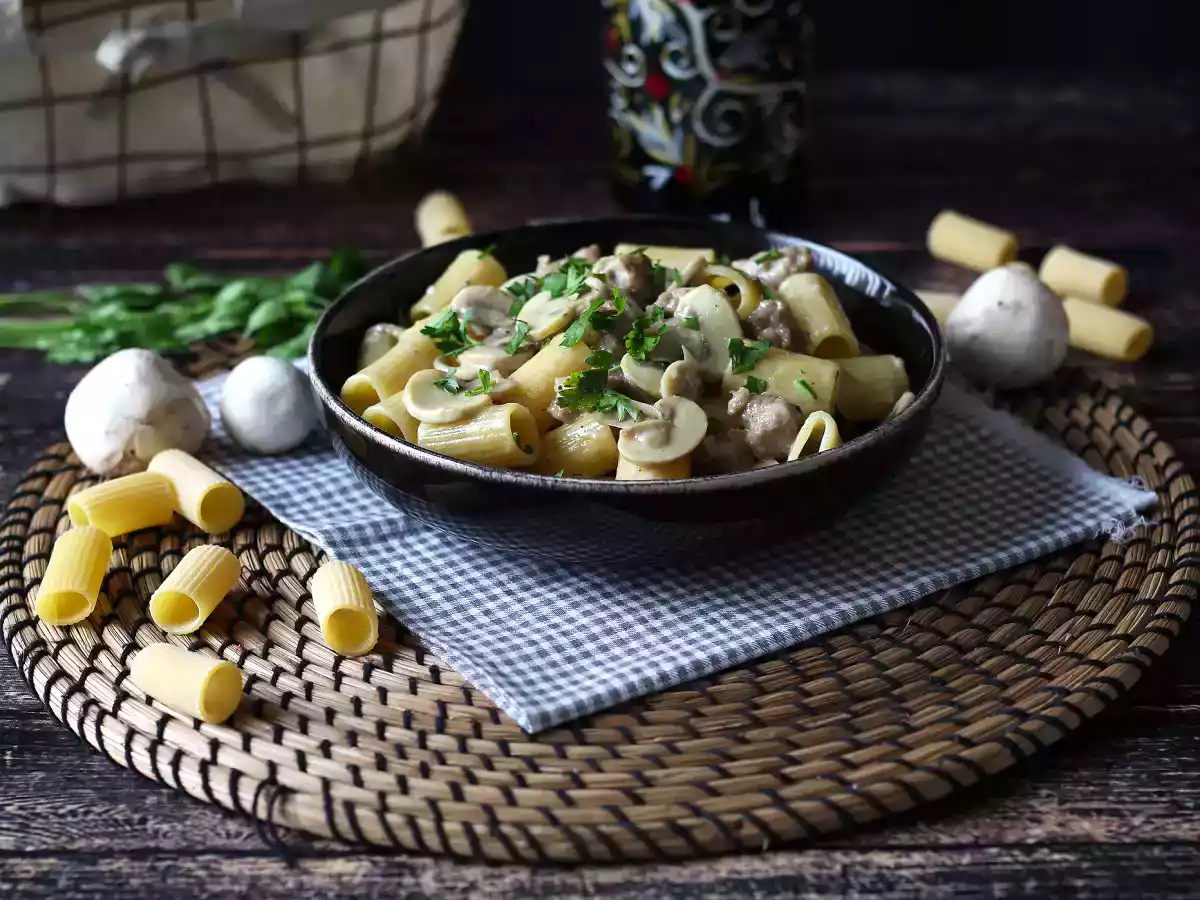 Macarrão cremoso com cogumelos e linguiça - foto 2