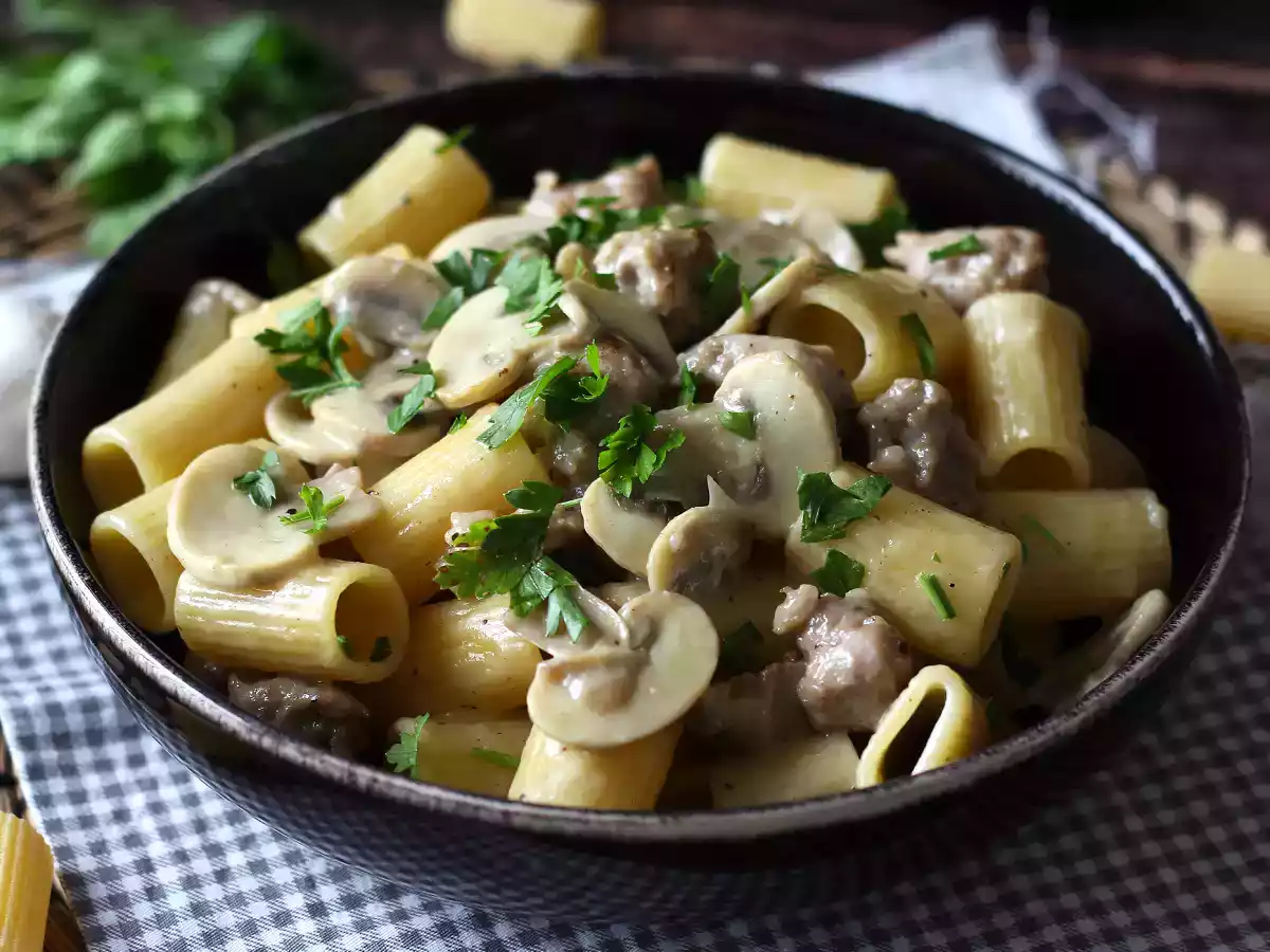 Macarrão cremoso com cogumelos e linguiça - foto 3