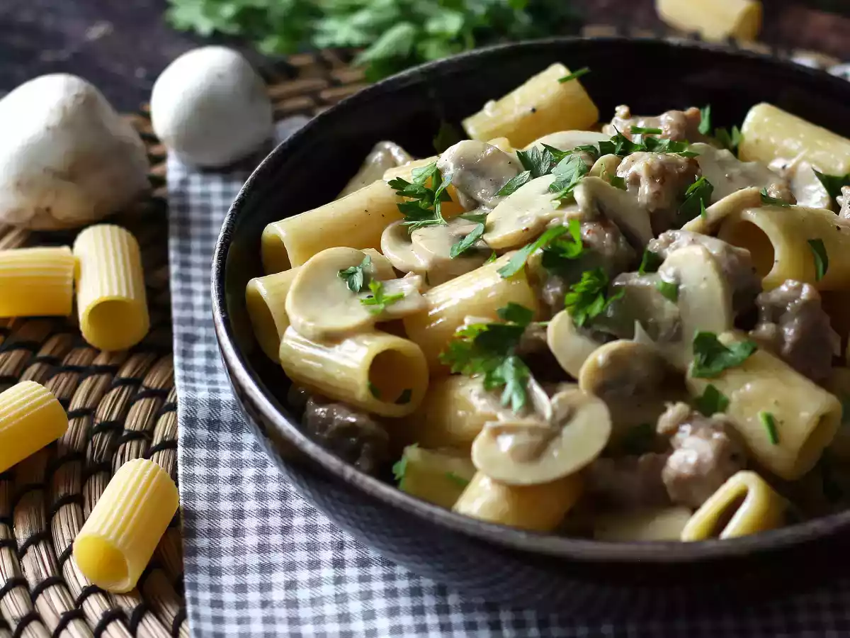 Macarrão cremoso com cogumelos e linguiça - foto 4