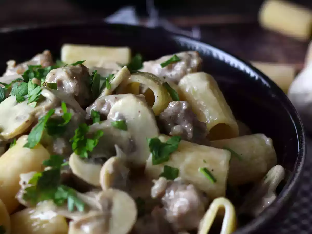 Macarrão cremoso com cogumelos e linguiça - foto 5