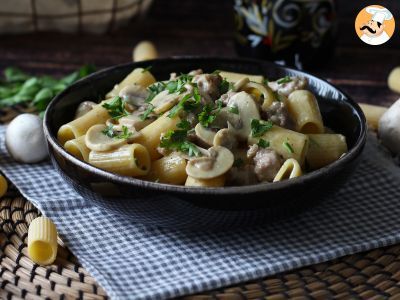 Macarrão cremoso com cogumelos e linguiça