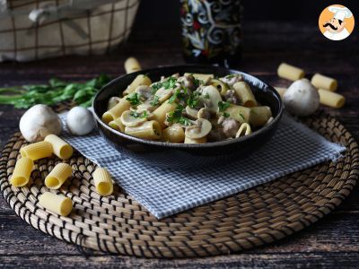 Macarrão cremoso com cogumelos e linguiça - foto 2