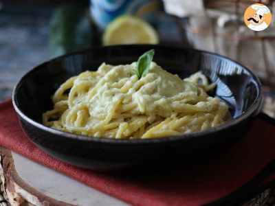 Macarrão cremoso com curgete (abobrinha) e iogurte grego