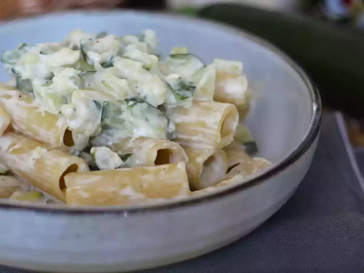 Macarrão cremoso com curgete (abobrinha), fácil e rápido a preparar!