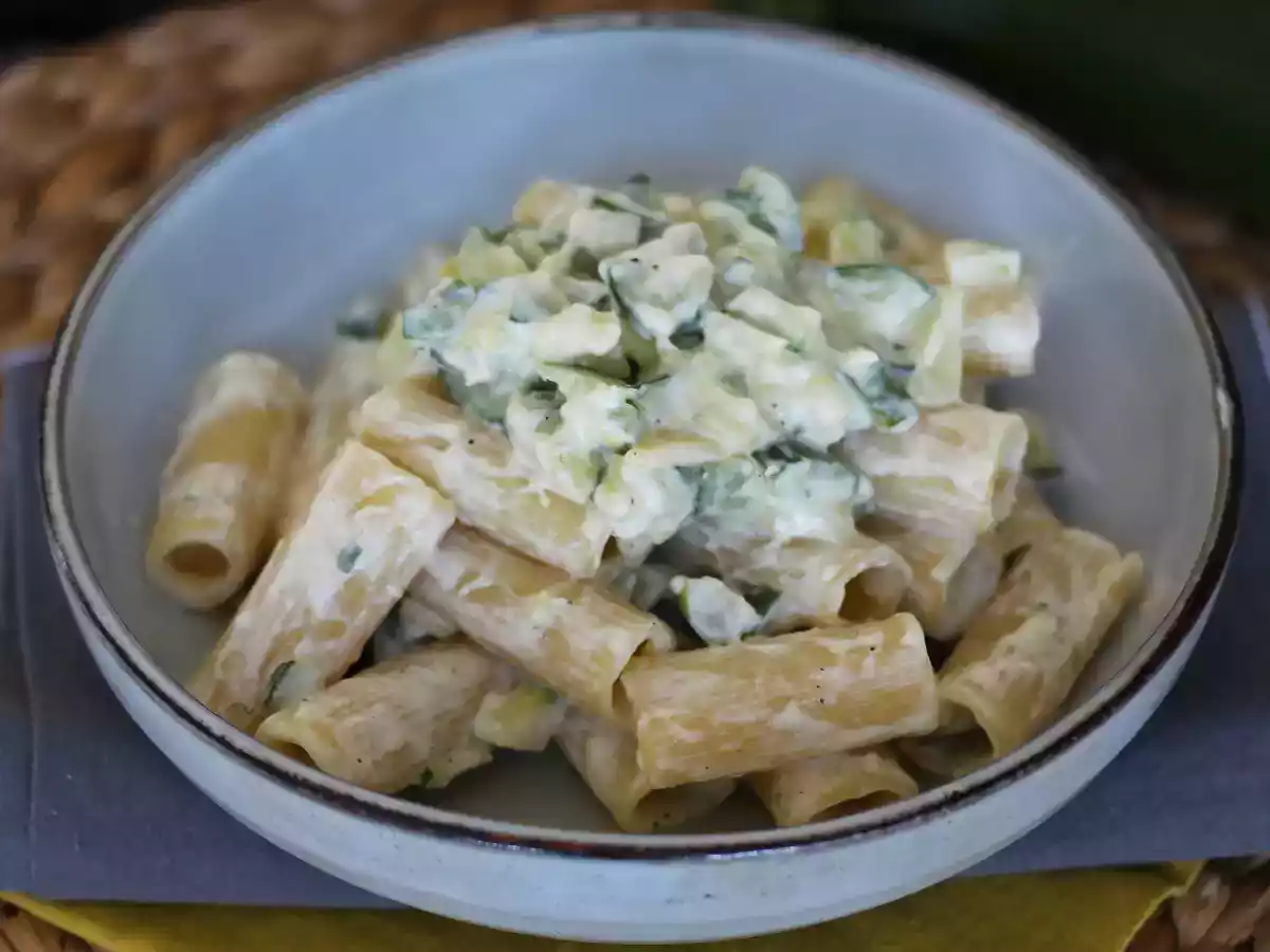 Macarrão cremoso com curgete (abobrinha), fácil e rápido a preparar! - foto 4