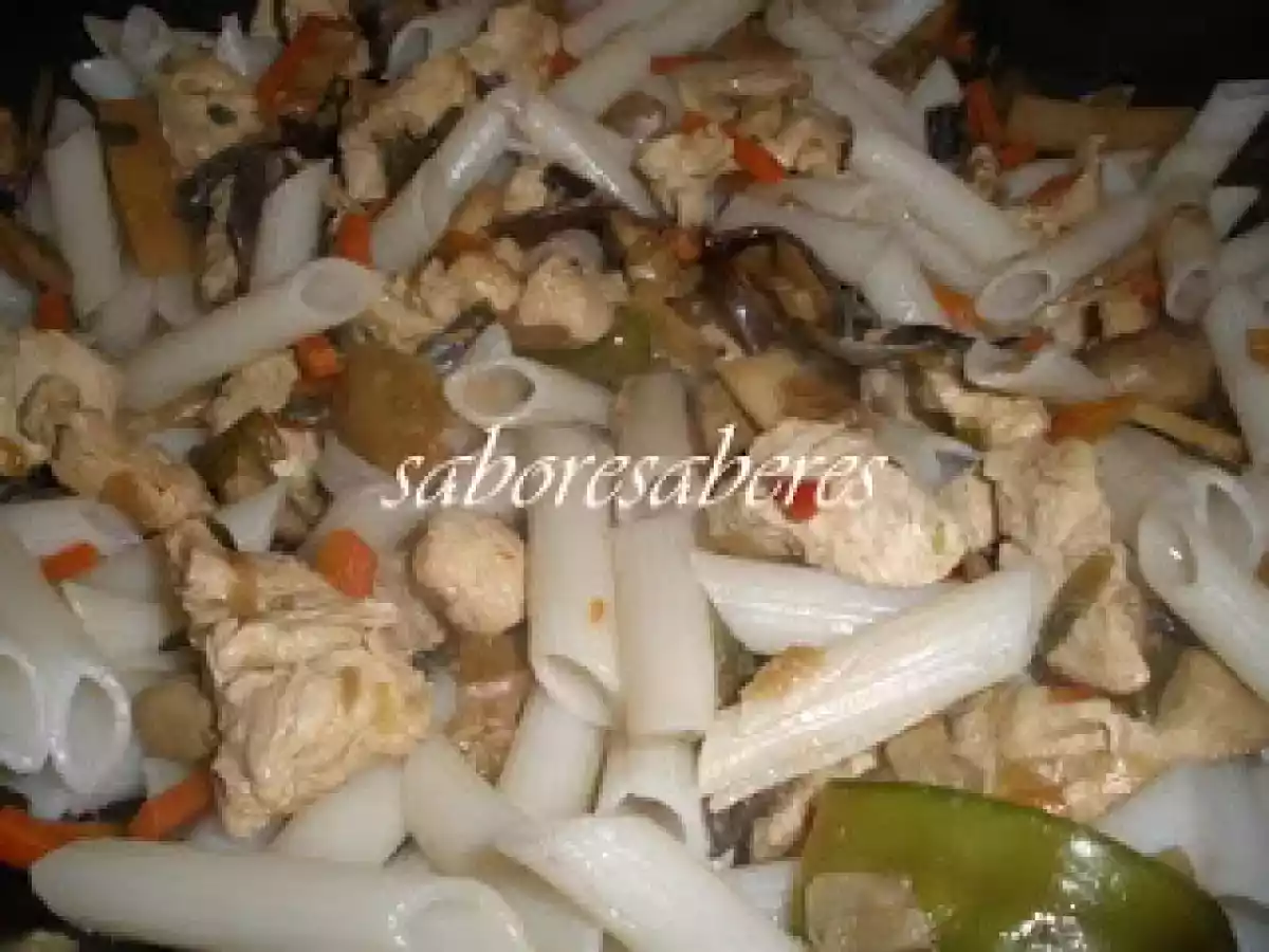 Macarrao de Arroz, Cogumelos frescos e Vegetais com Peru - Wok