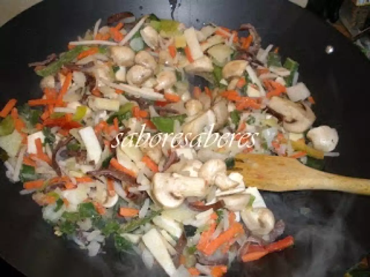 Macarrao de Arroz, Cogumelos frescos e Vegetais com Peru - Wok - foto 4