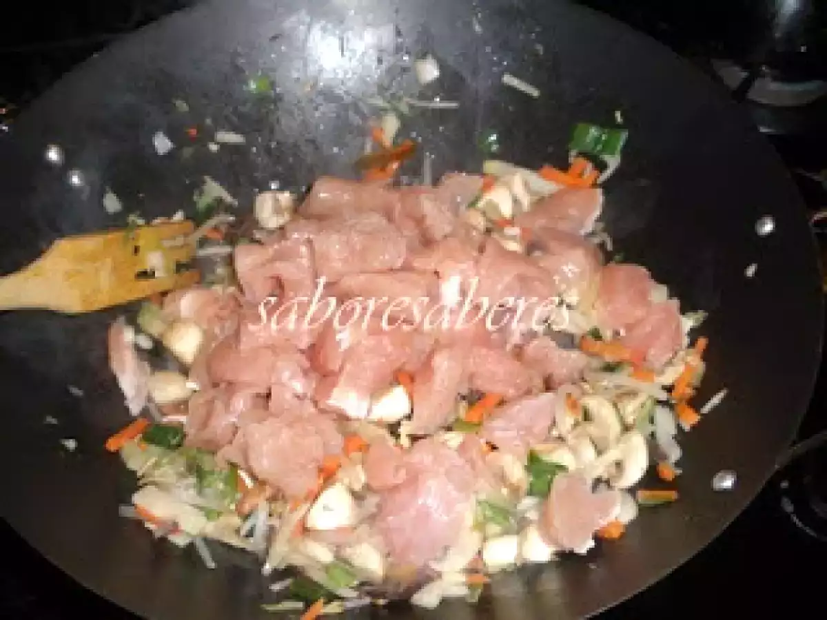 Macarrao de Arroz, Cogumelos frescos e Vegetais com Peru - Wok - foto 5