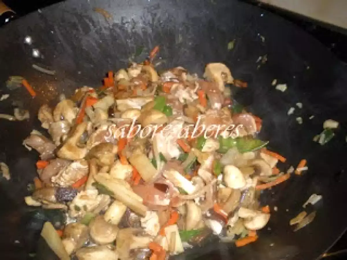 Macarrao de Arroz, Cogumelos frescos e Vegetais com Peru - Wok - foto 6