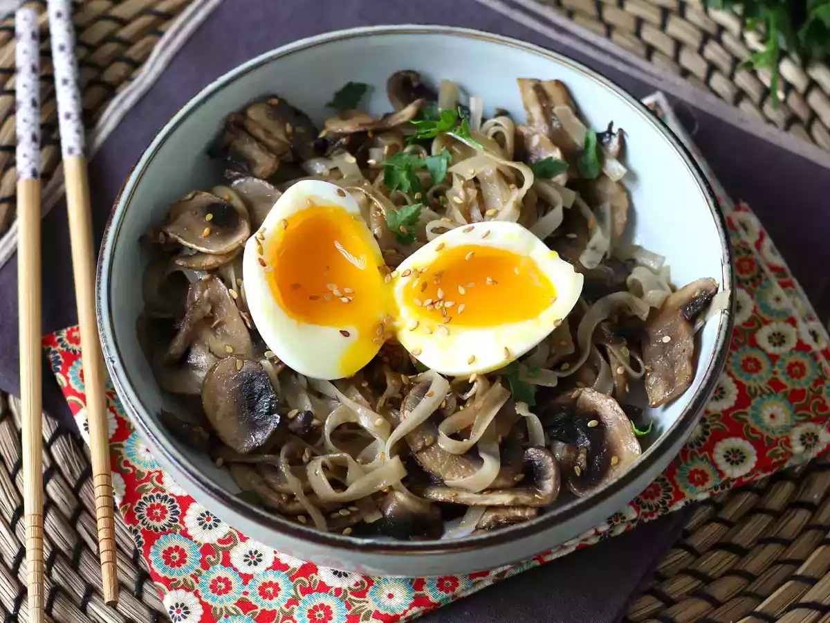 Macarrão de arroz com cogumelo e ovo