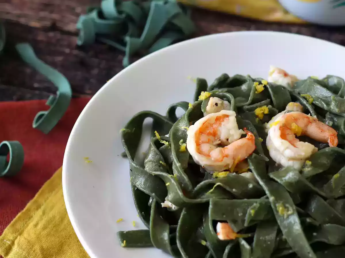 Macarrão de espirulina com camarão e limão: Sabor sofisticado e nutrição extra!