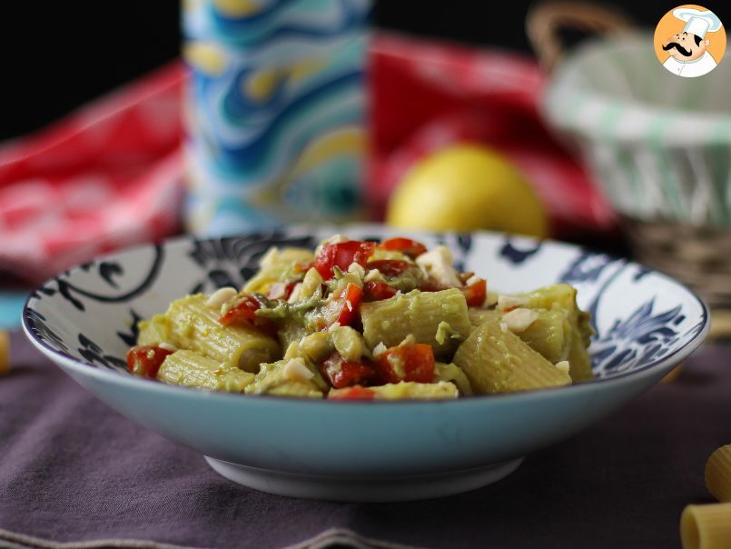 Macarrão frio com creme de abacate, amêndoas e tomate cereja