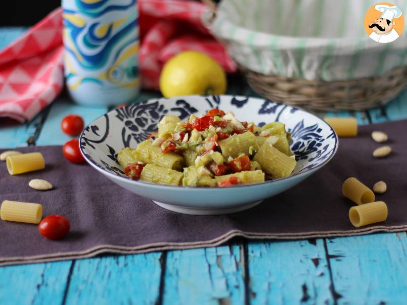 Macarrão frio com creme de abacate, amêndoas e tomate cereja - foto 2