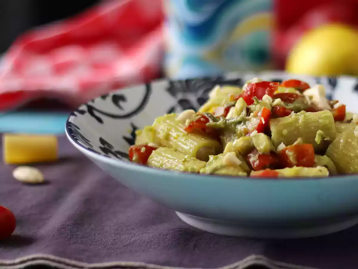 Macarrão frio com creme de abacate, amêndoas e tomate cereja - foto 3