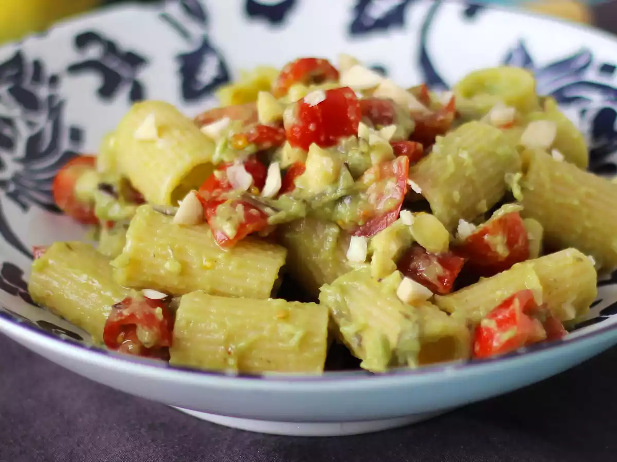 Macarrão frio com creme de abacate, amêndoas e tomate cereja - foto 4