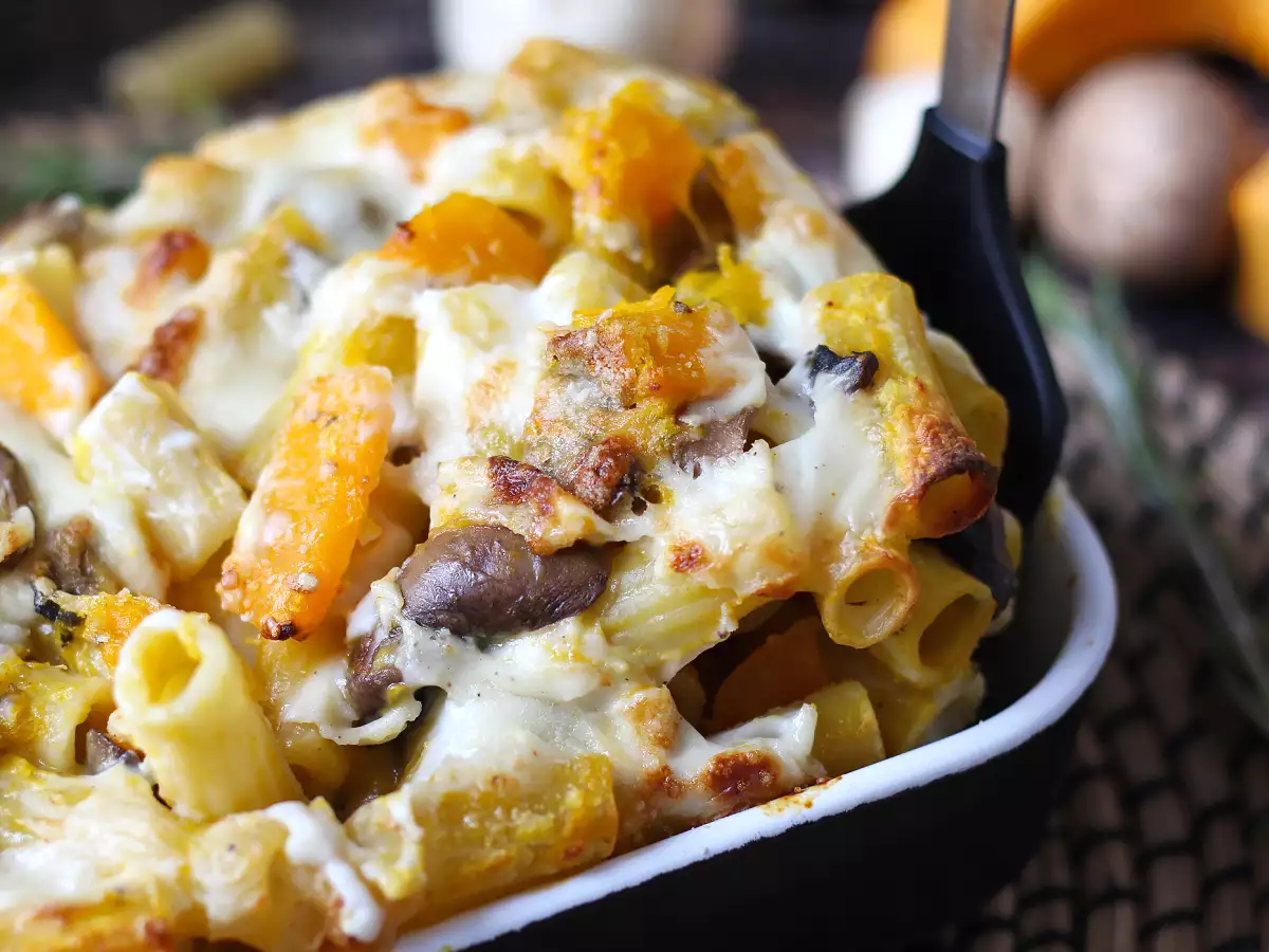 Macarrão gratinado com abóbora, cogumelos e molho bechamel