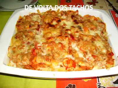 Macarrão gratinado com atum, miolo de camarão e delícias do mar