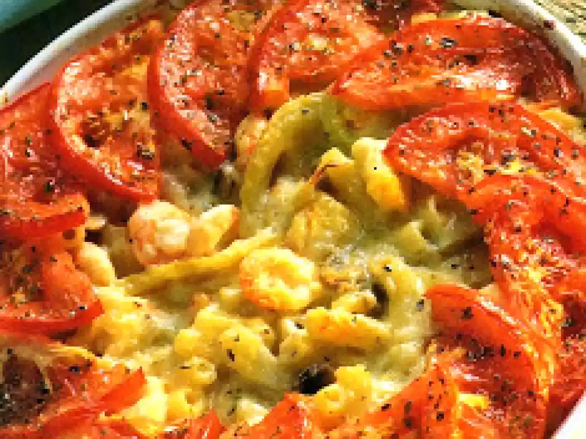 Macarrão gratinado com camarão, erva-doce e tomates