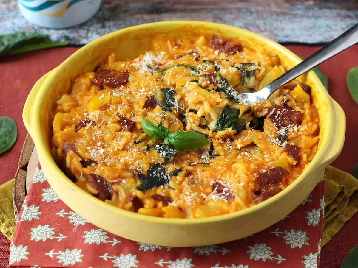 Macarrão orzo com pimento, chouriço e espinafre, tudo em uma única travessa
