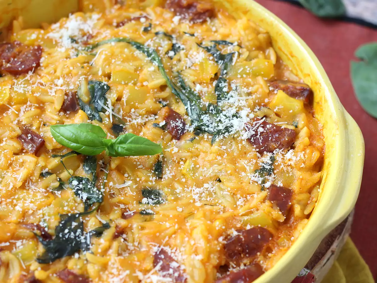 Macarrão orzo com pimento, chouriço e espinafre, tudo em uma única travessa - foto 4