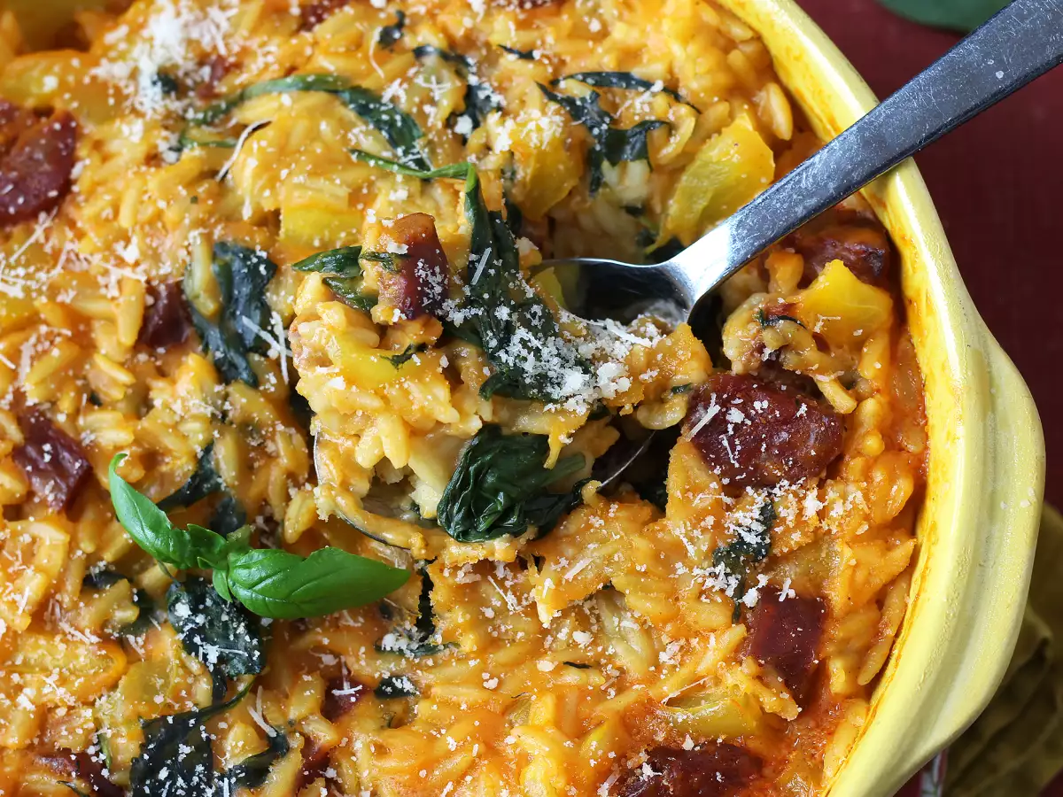 Macarrão orzo com pimento, chouriço e espinafre, tudo em uma única travessa - foto 5