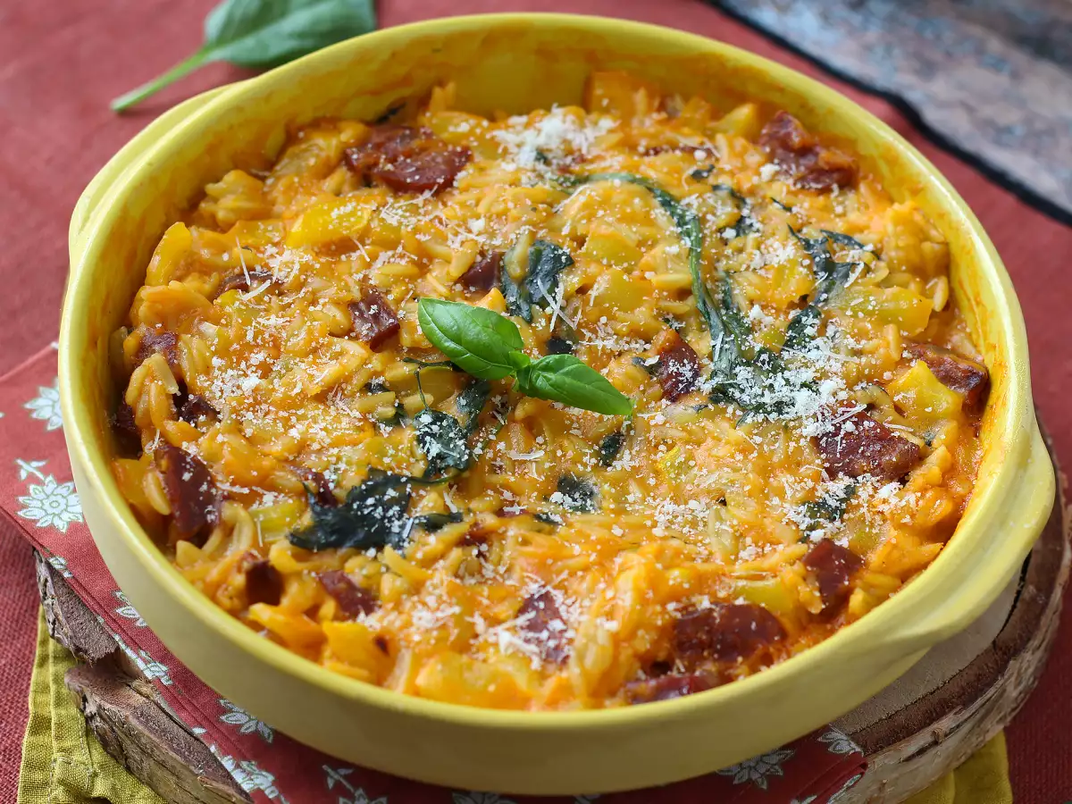 Macarrão orzo com pimento, chouriço e espinafre, tudo em uma única travessa - foto 6