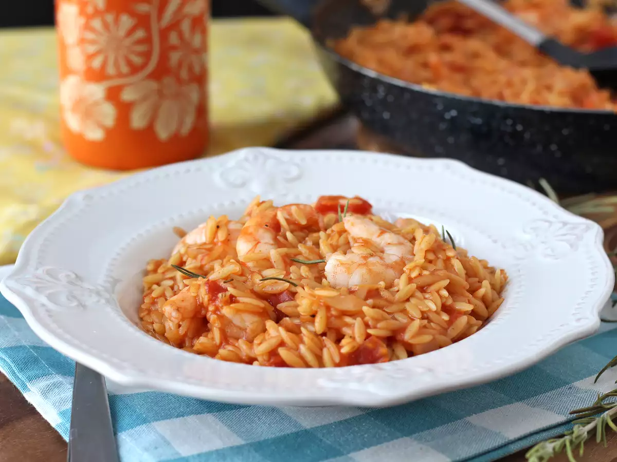 Macarrão orzo com tomate e camarões, preparado como um risoto - foto 2
