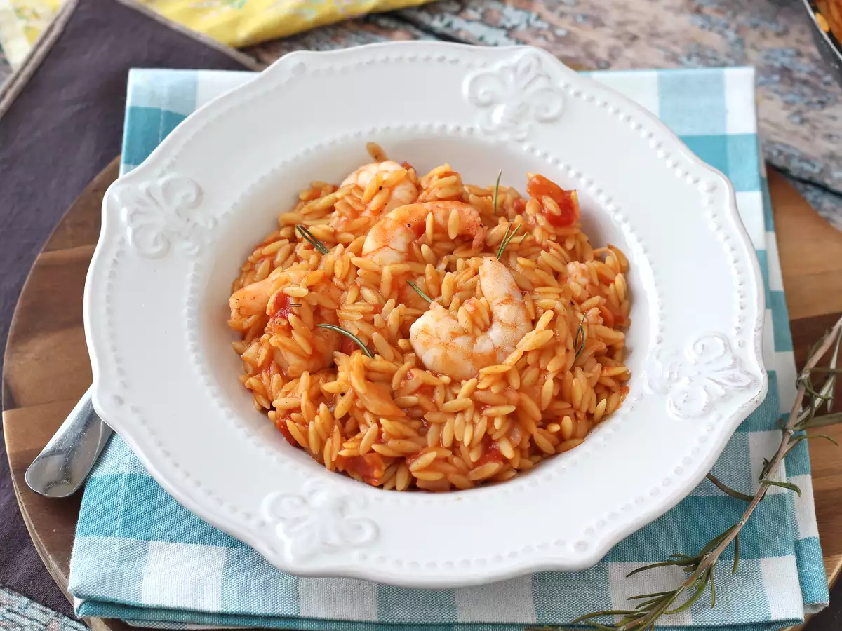 Macarrão orzo com tomate e camarões, preparado como um risoto - foto 3