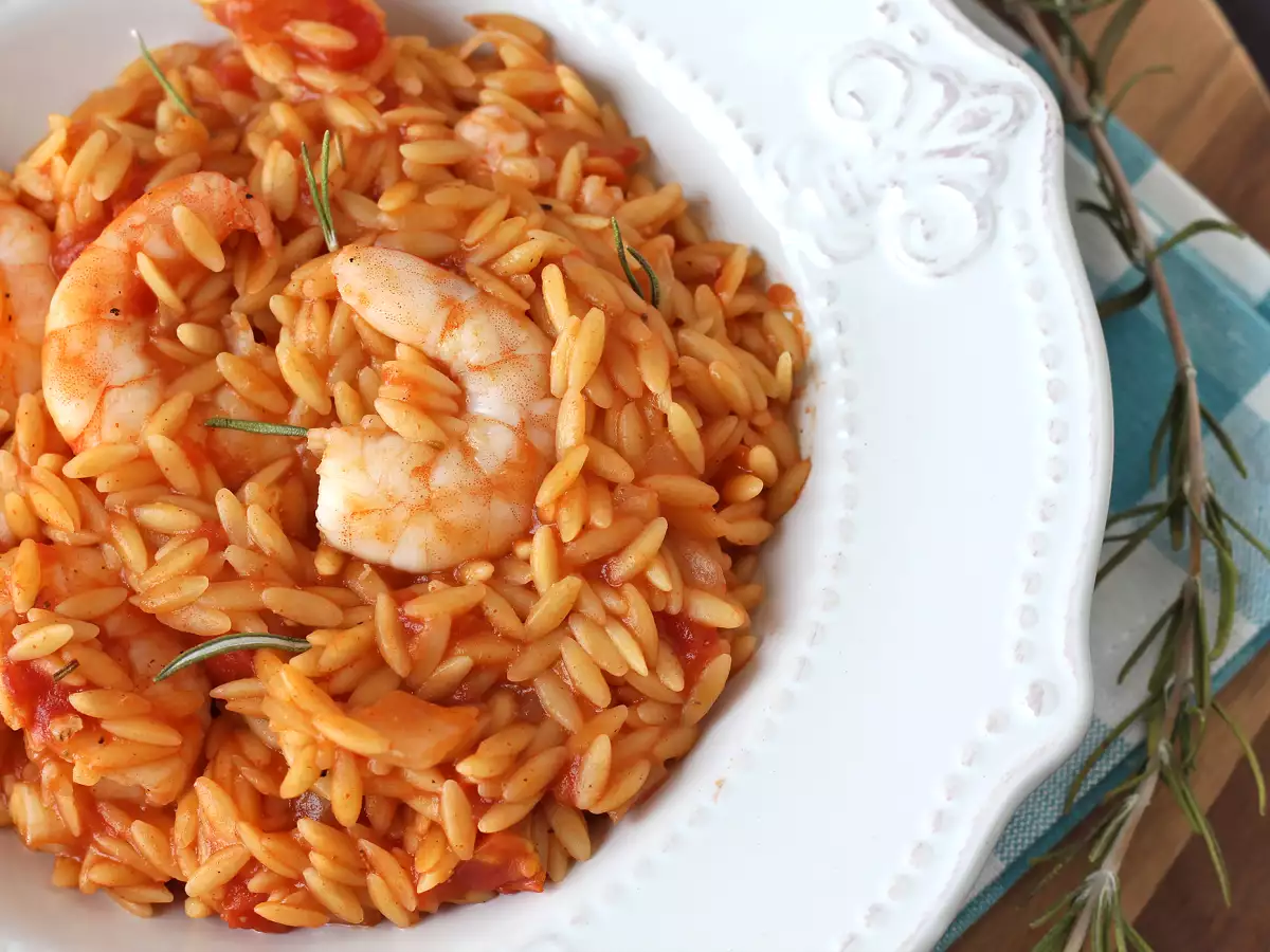 Macarrão orzo com tomate e camarões, preparado como um risoto - foto 4