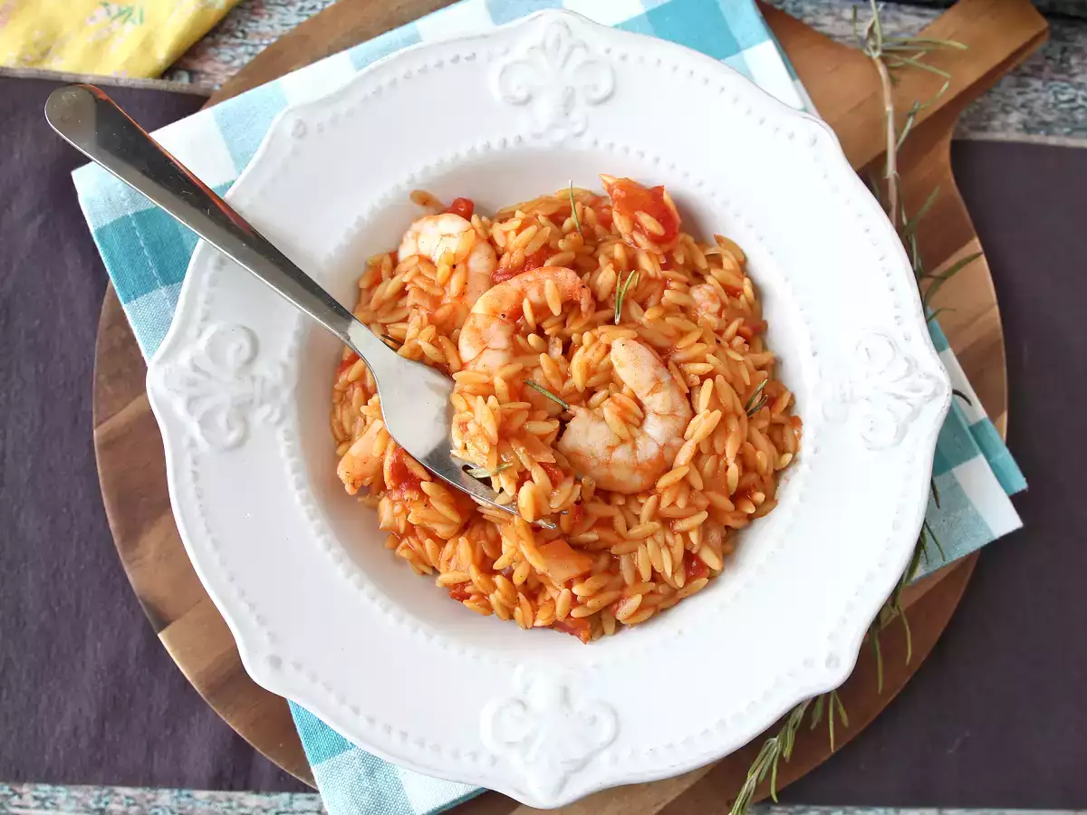 Macarrão orzo com tomate e camarões, preparado como um risoto - foto 6