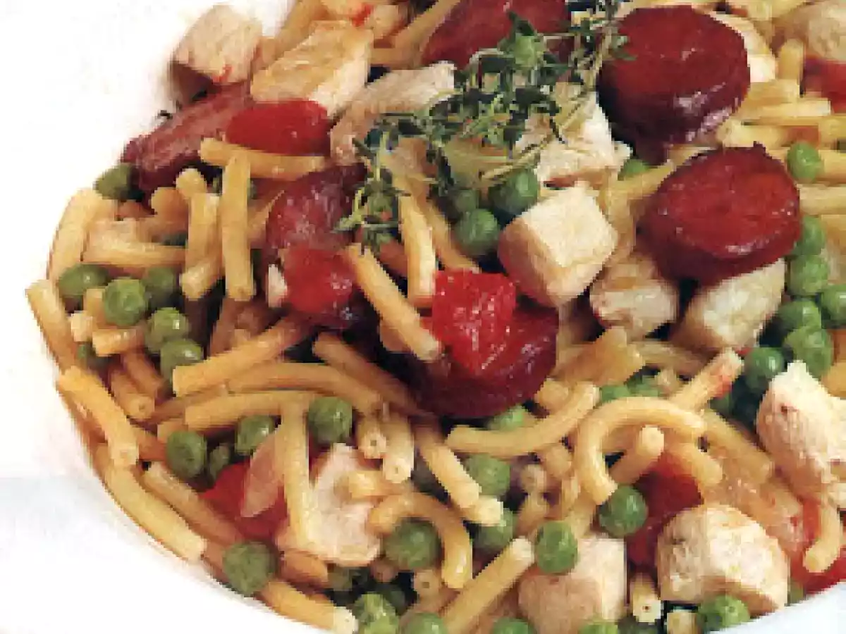 Macarrão Picante com Paio, Ervilhas e Frango
