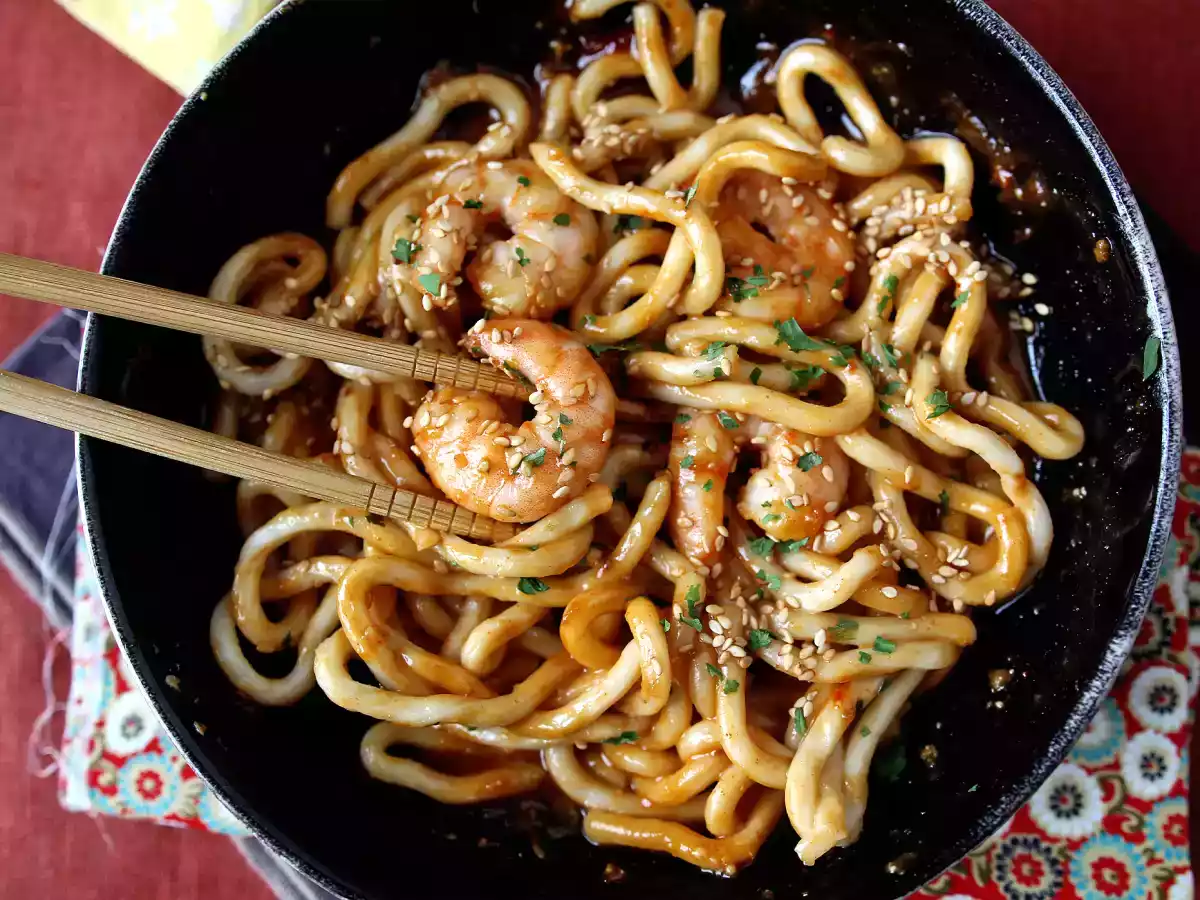 Macarrão udon com camarão ao molho de amendoim picante