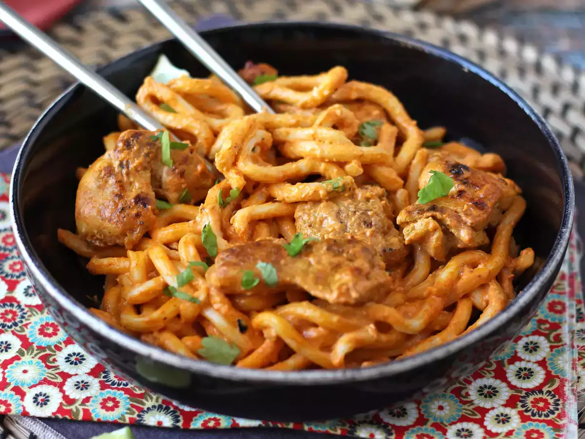 Macarrão udon com frango e molho de caril (curry) tailandês cremoso - foto 2