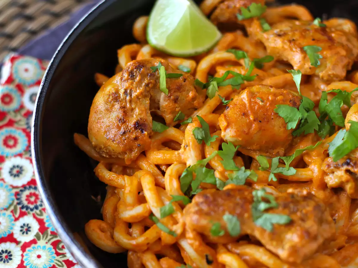 Macarrão udon com frango e molho de caril (curry) tailandês cremoso - foto 3