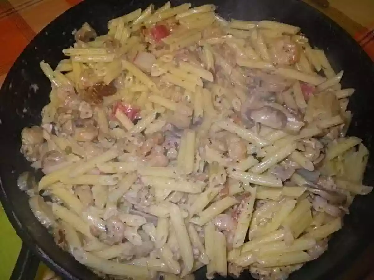 Macarronete riscado com atum e camarão