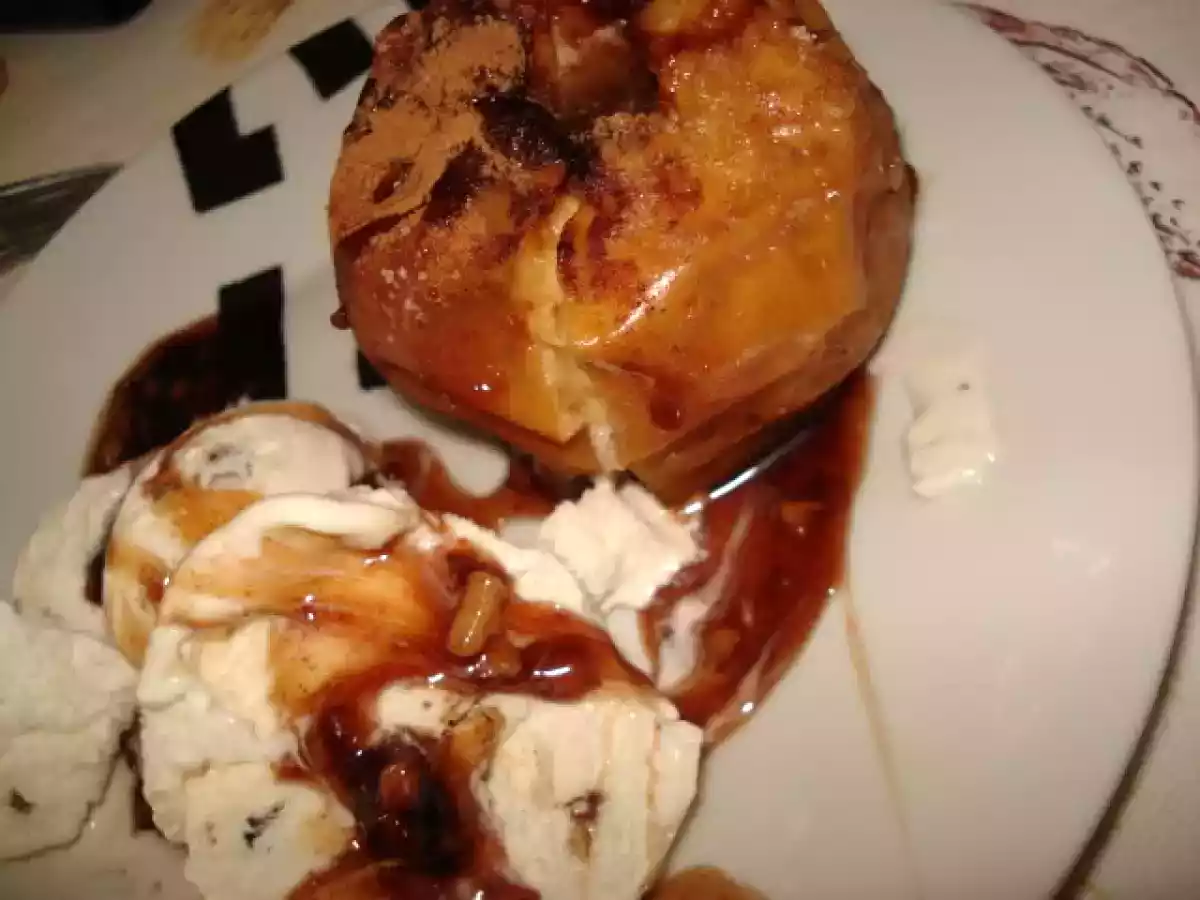 MAÇAS ASSADAS ACOMPANHADAS DE GELADO DE BAUNILHA E NOZES