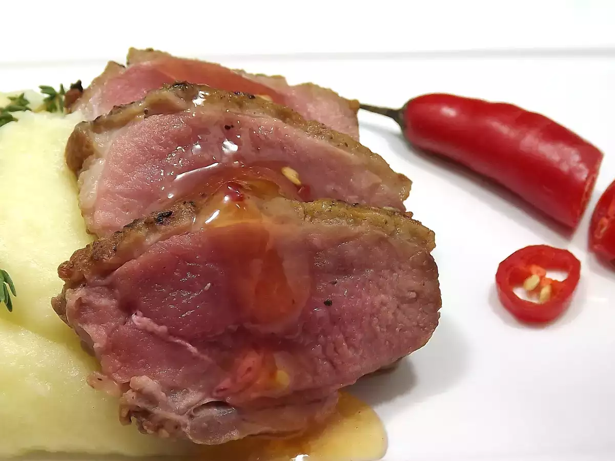 Magret de pato com geleia de pimenta acompanhado de pure de parmesão. - foto 3