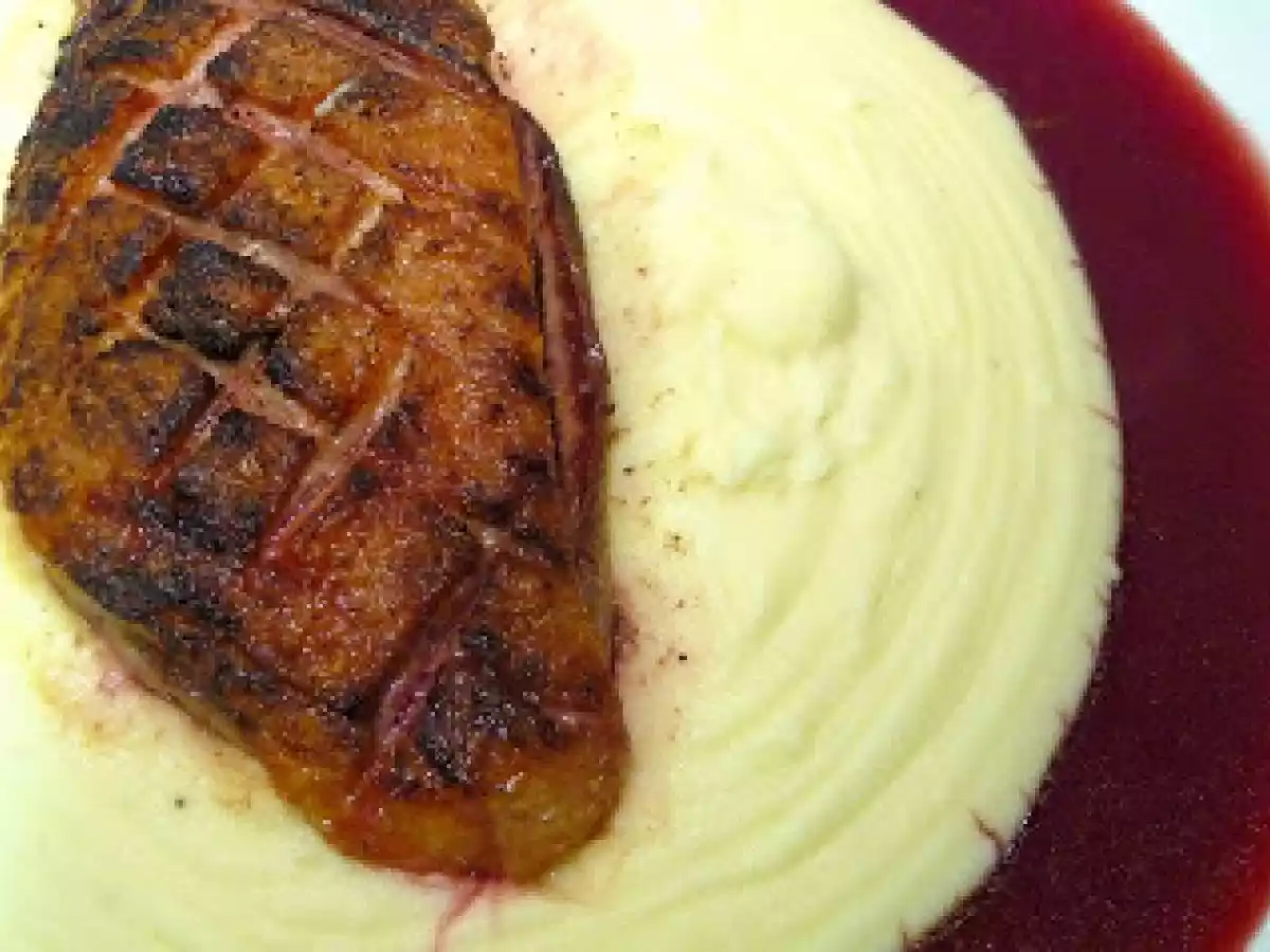 Magret de pato com puré de batata e porto de especiarias