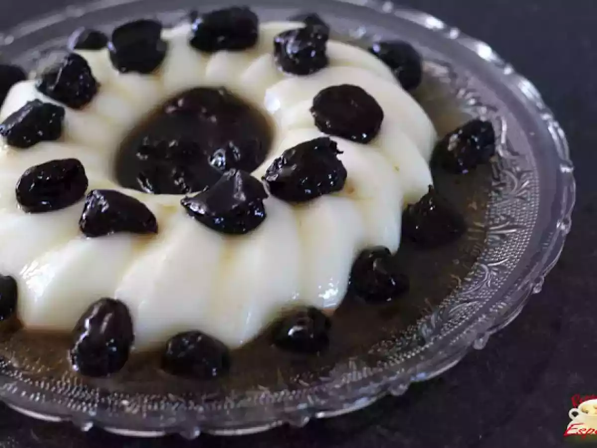 Manjar Branco com calda de Ameixas