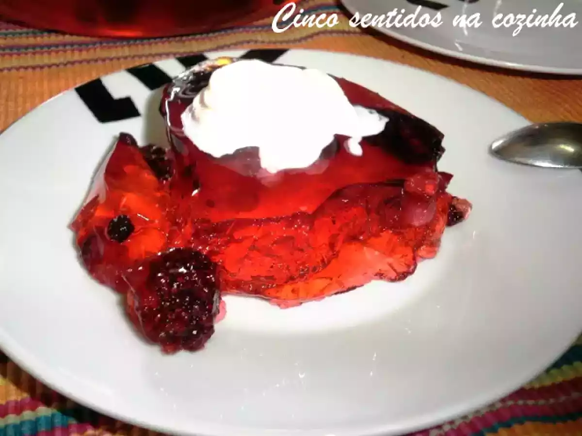 Mar vermelho de gelatina e frutos