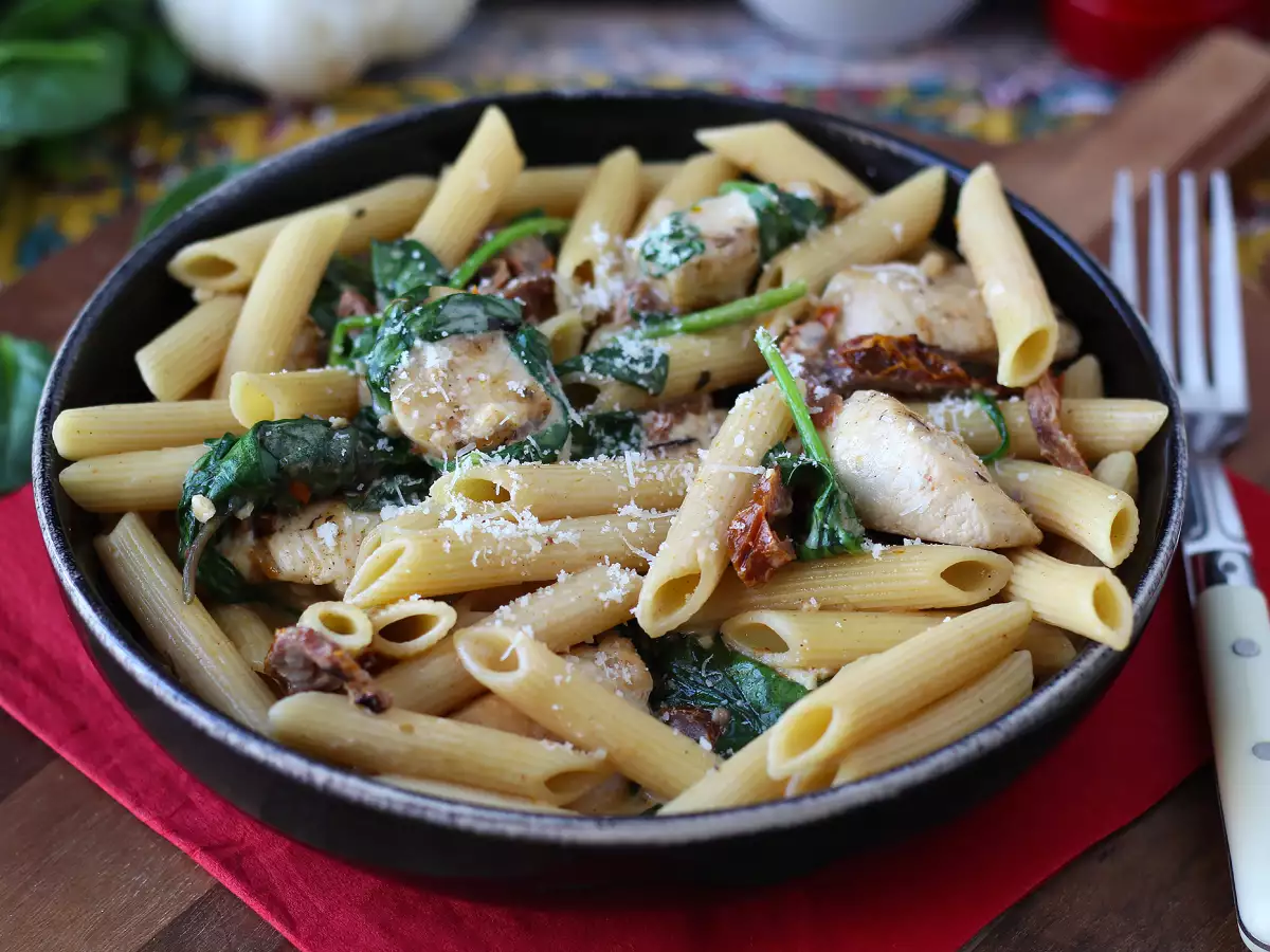 Marry Me Chicken Pasta: macarrão cremoso com frango, tomates secos e parmesão