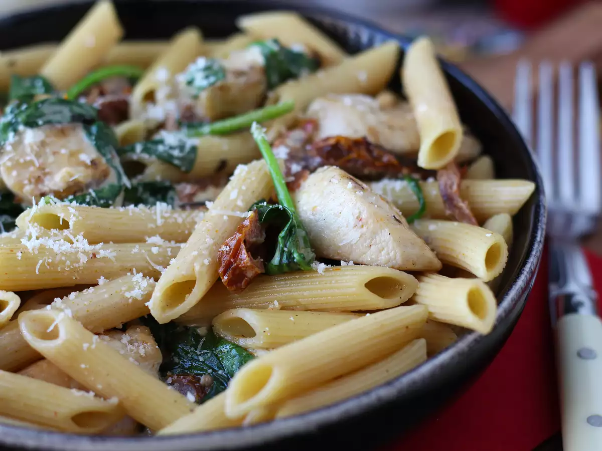 Marry Me Chicken Pasta: macarrão cremoso com frango, tomates secos e parmesão - foto 4