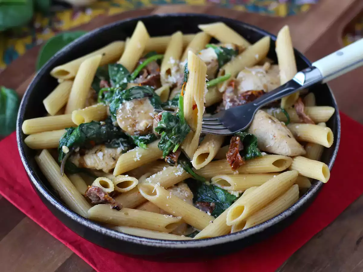 Marry Me Chicken Pasta: macarrão cremoso com frango, tomates secos e parmesão - foto 5